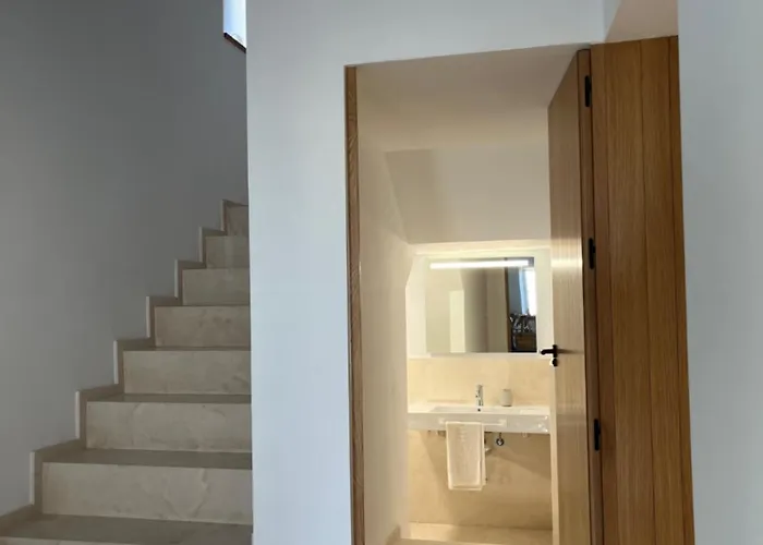 Casa Con Jardín Y Piscina En *