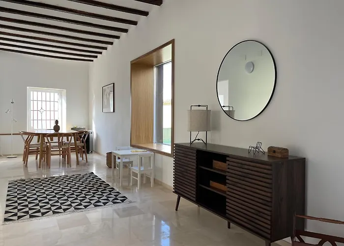 Casa Con Jardín Y Piscina En *