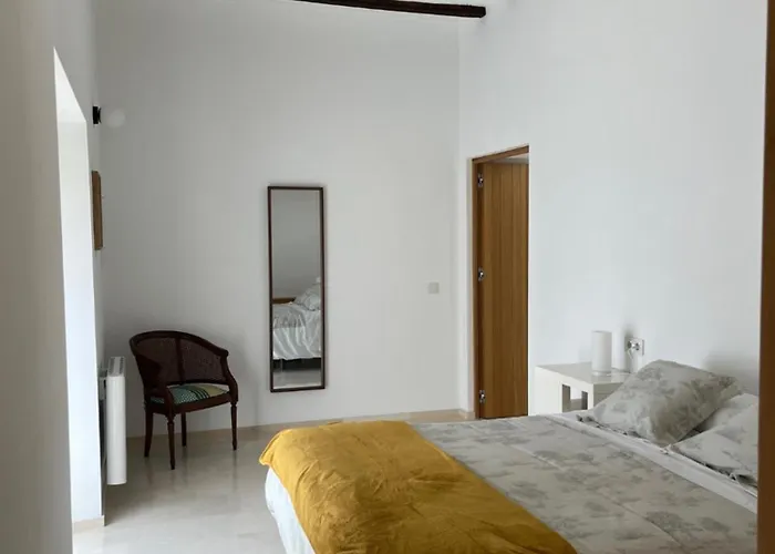 Casa Con Jardín Y Piscina En *